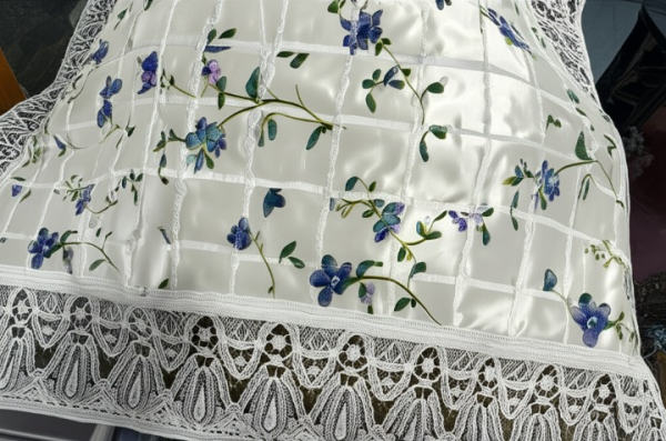 Beautiful White Floral Dastarkhwan With Intricate Lace Border – Perfect For Traditional Dining
